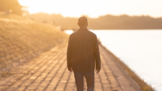 立ち去る男のイメージ