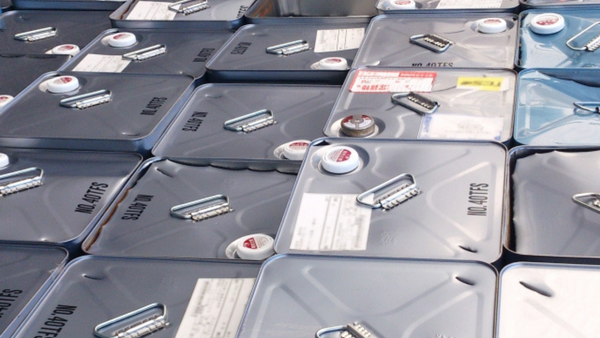 シンナー一斗缶たくさん